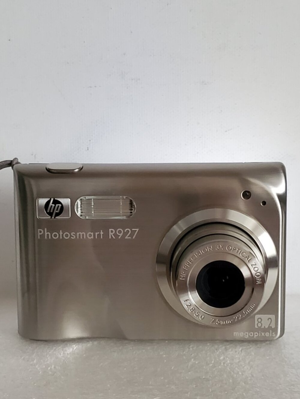 VINTAGE HP PHOTOSMART R927 DIGITAL CAMERA WITH BATTERY CHARGING DOCK WITH CORDS